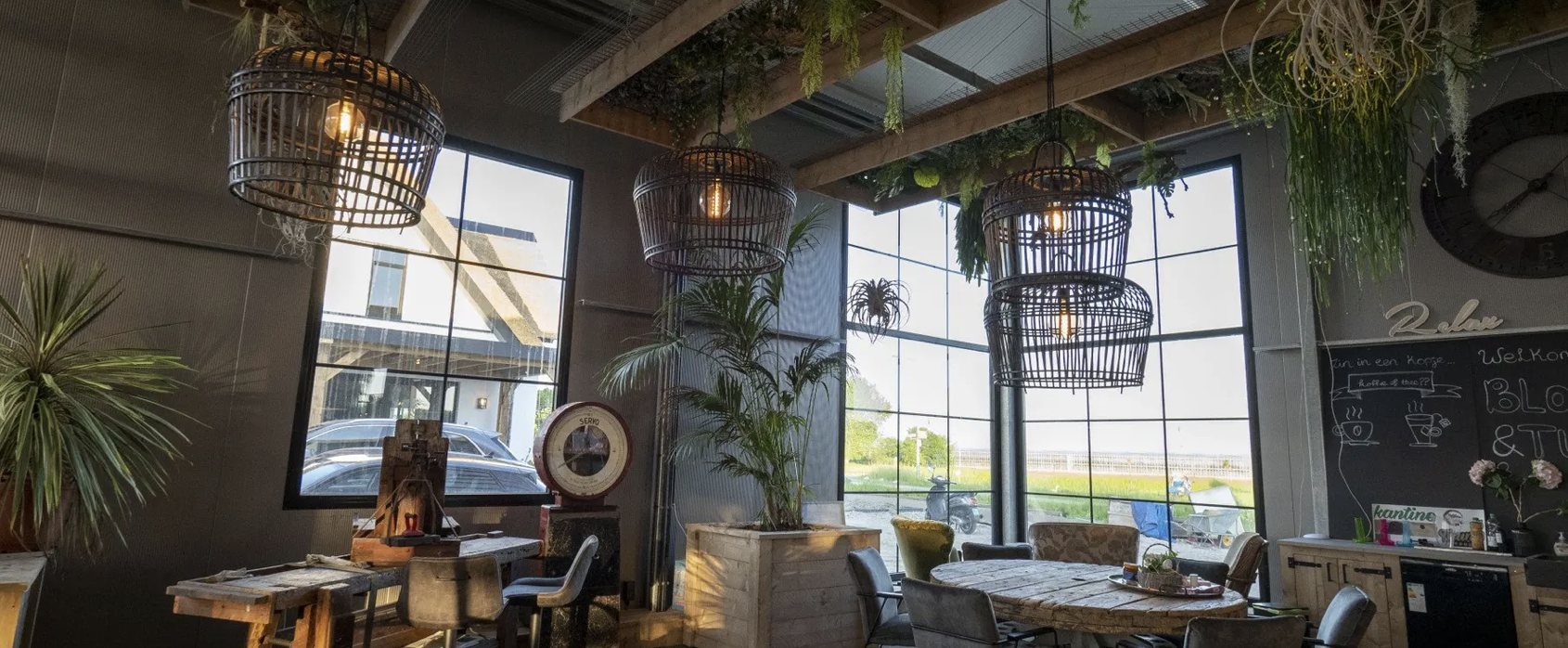 Tuinbouwkantine in De Lier met rieten hanglampen en grote ramen