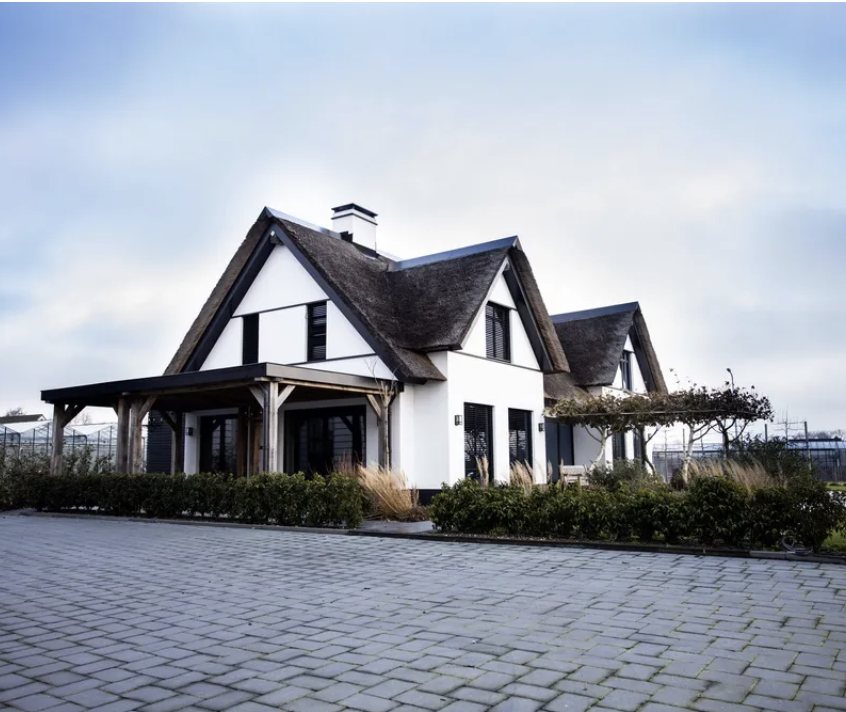 Vrijstaande villa met rieten dak, elektrische installatie door MVS Elektro