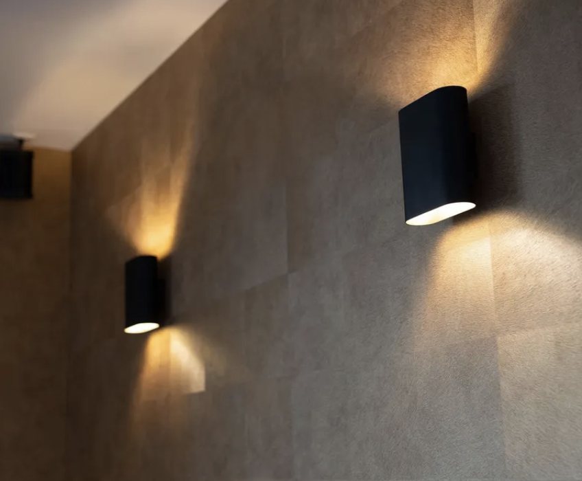 Zwarte wandlampen met warm up-en-down licht